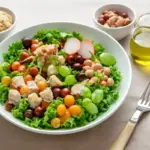 Insalate estive: quali ingredienti aggiungere per un effetto saziante e rigenerante?